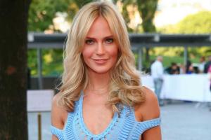 Певица Глюкоза появилась в необычном наряде на улицах Парижа