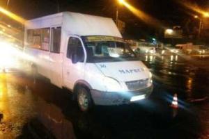 В Мариуполе на пешеходном переходе женщину сбила маршрутка - очевидцы