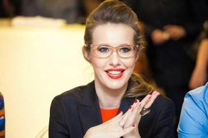 Беременную Ксению Собчак заметили в наряде, подчеркивающем большой живот