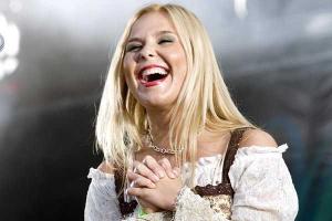 Беременная певица Пелагея показала округлившийся живот, появившись на хоккейном матче