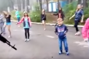 В Сети бурно обсуждают видео, на котором дети в лагере разминаются под дулом "автомата"