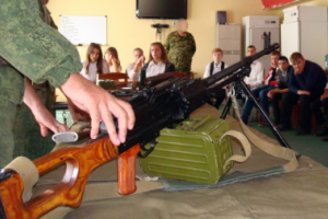 В оккупированной Горловке боевики учат детей разбирать снайперские винтовки и пулеметы