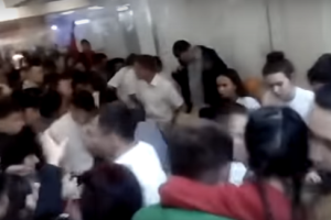 В России сильная давка из-за бесплатного мороженого едва не закончилась трагедией