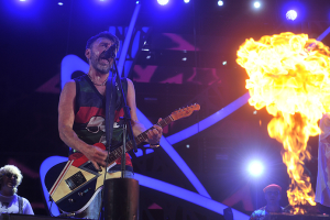 Шнуров зажег «Новую волну» матом и лабутенами