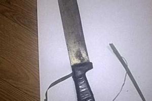 В Мариуполе вооруженный мужчина нападал на женщин посреди ночи