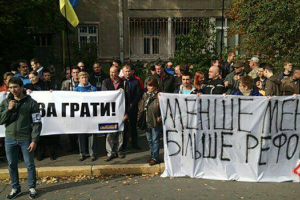 В Киеве митинг: "Правый сектор" и "Свобода" окружили здание МВД