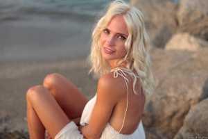 Певица Глюкоза сверкнула грудью в откровенном наряде