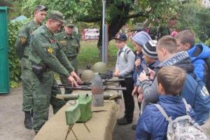 Краснодонским школьникам показали, чем боевики убивают украинцев