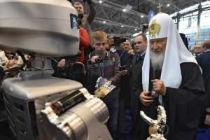 Сеть позабавила фотография «знакомства» патриарха Кирилла с роботом