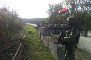 Жительница Станицы Луганской - военным: "Если будете отходить - ляжем под гусеницы: и так, и так нам смерть"