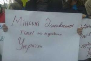 В Волновахе произошел шокирующий инцидент: женщины пытались встать на пути отвода украинских бойцов