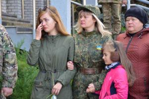В Лисичанске открыли мемориальную доску милиционеру, которого похитили и убили боевики