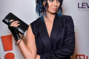 Настасья Самбурская покрасила волосы в голубой цвет