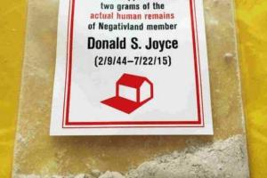 Американская рок-группа продает с новым альбомом прах умершего участника