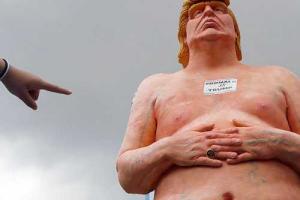 В США за 3 минуты продали статую обнаженного Трампа 