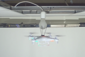 Видеоблогер показал, как с помощью дрона можно вкручивать лампочки 