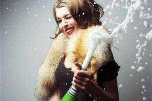 Ученые: Женщины начали пить наравне с мужчинами