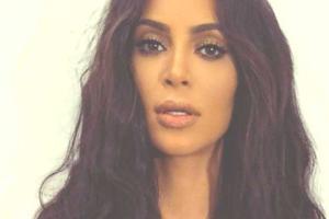 Ким Кардашьян появилась на улице без юбки