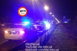 В Киеве пьяный водитель мчал по встречке с женой и ребенком в салоне