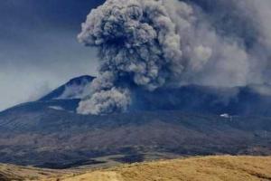 В Японии проснулся мощный вулкан: ученые пока не могут понять, что стало причиной извержения