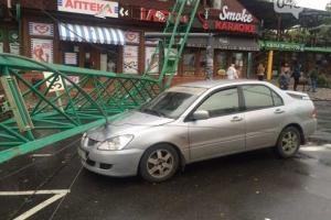 В Одессе снесенный ветром строительный кран рухнул на кафе