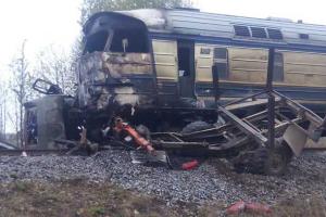 В Винницкой области поезд смял грузовик, трое погибших