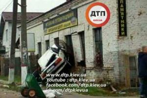 Под Киевом автомобиль Audi влетел в магазин надгробий