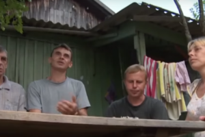 Как живется в вожделенной России: Беженцы с Донбасса, вынужденные ночевать на улице, плачут от безысходности