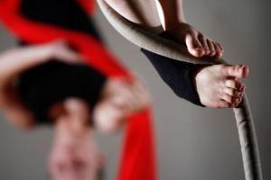 В России девочкам хотят запретить лазить по канатам: соцсети смеются