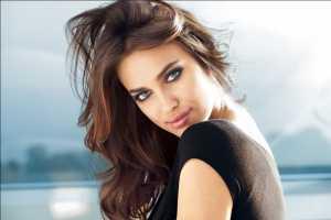 Ирина Шейк похвасталась стройной фигурой в откровенном наряде