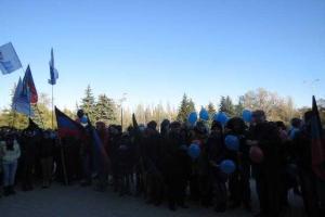 В «ДНР» отмечают «день флага»: согнали всех, опубликованы фото