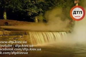 В Киеве масштабный порыв теплотрассы: из-за водопада кипятка полиция перекрыла движение
