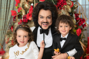 Филипп Киркоров появился на публике с повзрослевшими детьми