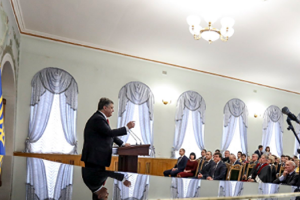 Порошенко рассказал студентам о нелегких президентских буднях