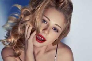 Тина Кароль появилась на людях без бюстгальтера