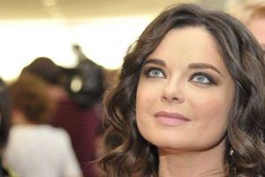 Королева переживает, что не сможет приехать в Украину на похороны к бабушке