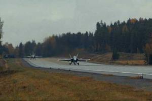 В Финляндии истребитель приземлился на трассу: появилось зрелищное видео