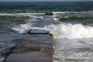 В Одессе сильный ветер сдул женщину в море