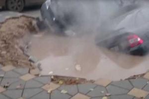 В России машины утонули в яме с кипятком: опубликовано видео