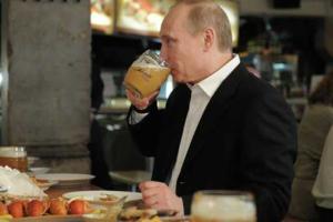 Путин прилетел на встречу в Берлин с огромной "группой поддержки" и со своим пивом