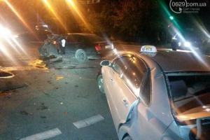 В Мариуполе "Лексус" влетел в такси, водитель сбежал