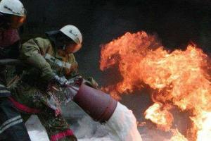 В Полтаве вооруженный мужчина забаррикадировался в горящем отеле