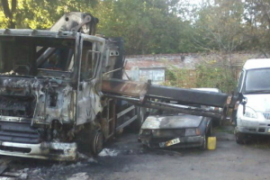 В Днепре произошел вопиющий инцидент: неизвестные сожгли автомобиль, которым коммунальщики убирали МАФы