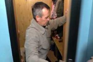 В России отец 17-летней живодерки из Хабаровска убежал от журналистов