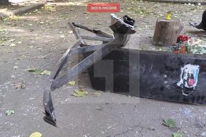 У подъезда дома Моторолы создали "народный мемориал" из частей взорванного лифта 