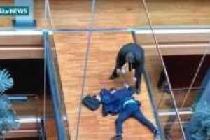 Депутат выпал из окна Европарламента после пощёчины от коллеги - СМИ 