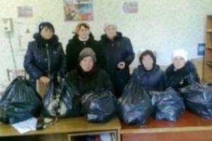 В Дебальцево вдовам боевиков выдали пакет с макаронами и звезду из картона