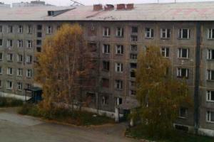 В России замерзающие жители военного городка написали на крыше дома послание Путину