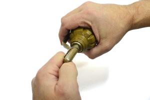 В Горловке на оптовом рынке мужчина забросал гранатами продавцов и сам остался без ноги