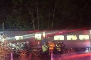 В пригороде Нью-Йорка пассажирский поезд сошел с рельсов: 11 пострадавших